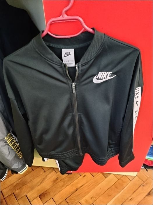 Продавам детски екип Nike