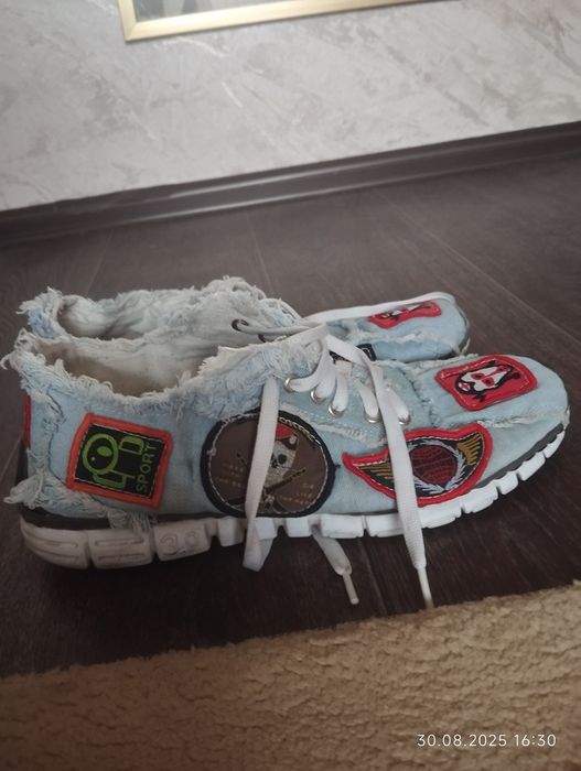 Продам мужские кроссовки