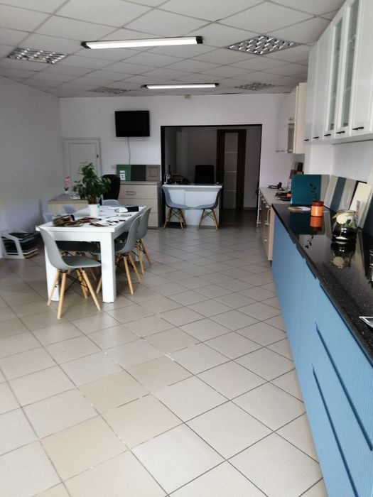 Spațiu comercial central