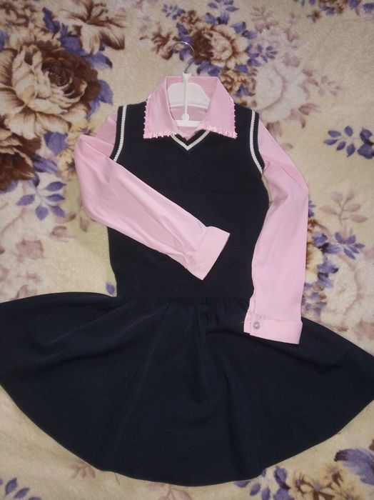 Продам школьную форму для худенькой,невысокой девочки!