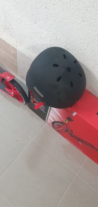 Продавам тротинетка с каска за дете и скейтборд