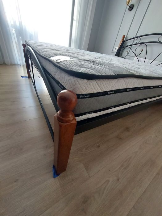 кровать железным каркасом