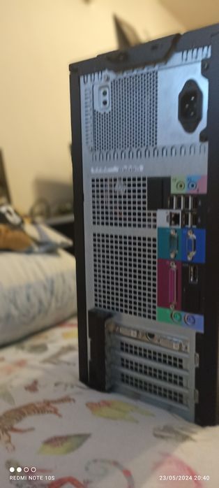 компютър DELL и клавиатура и мишка и микрофон и камера