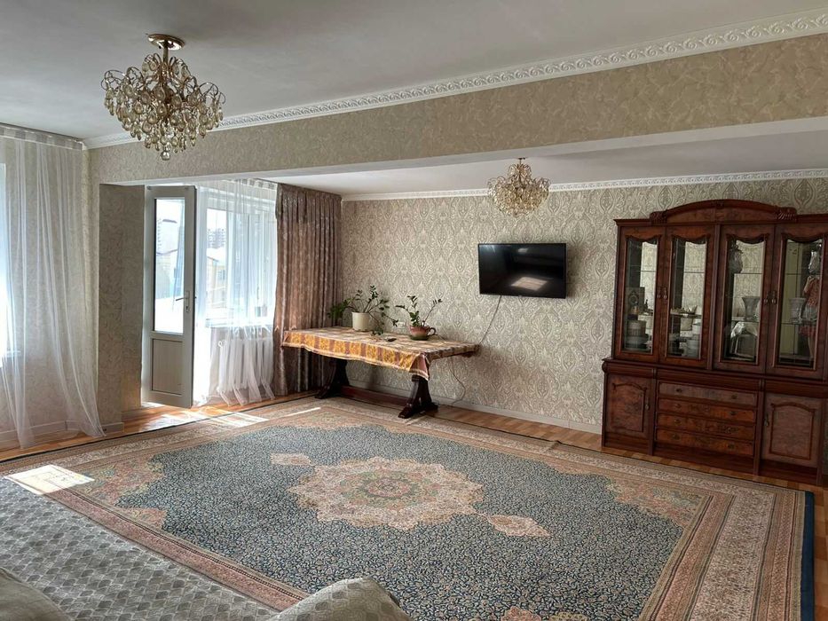 Продается 5 комнатный квартира в тихом районе.