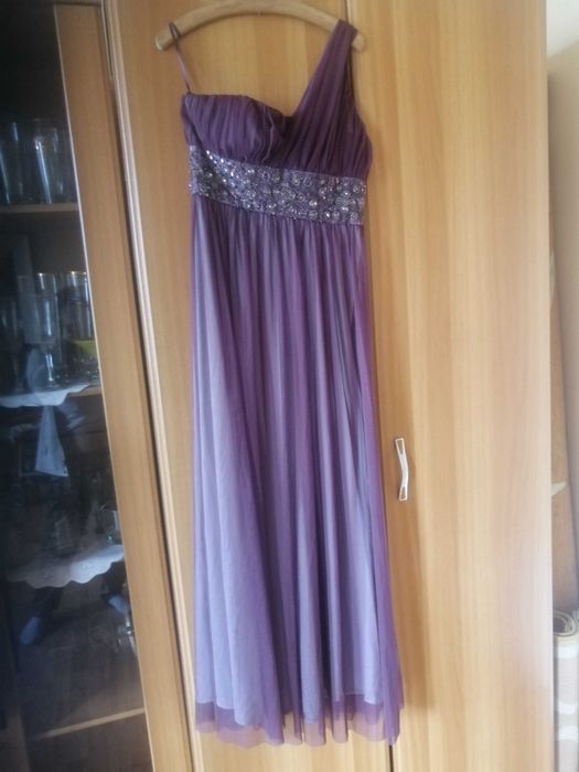 Vând rochițe de seara haine de bebeluși detalii la telefon