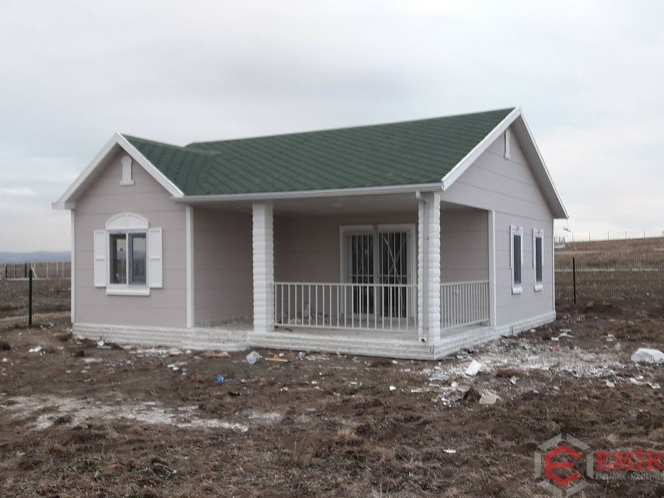 Casa, garaje auto din structura metalica si panou sandwich termoizolat