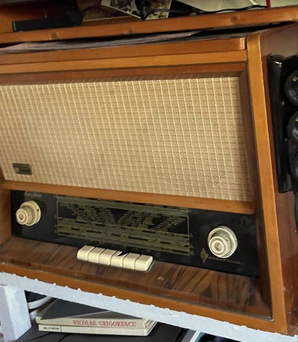 aparat de radio vechi