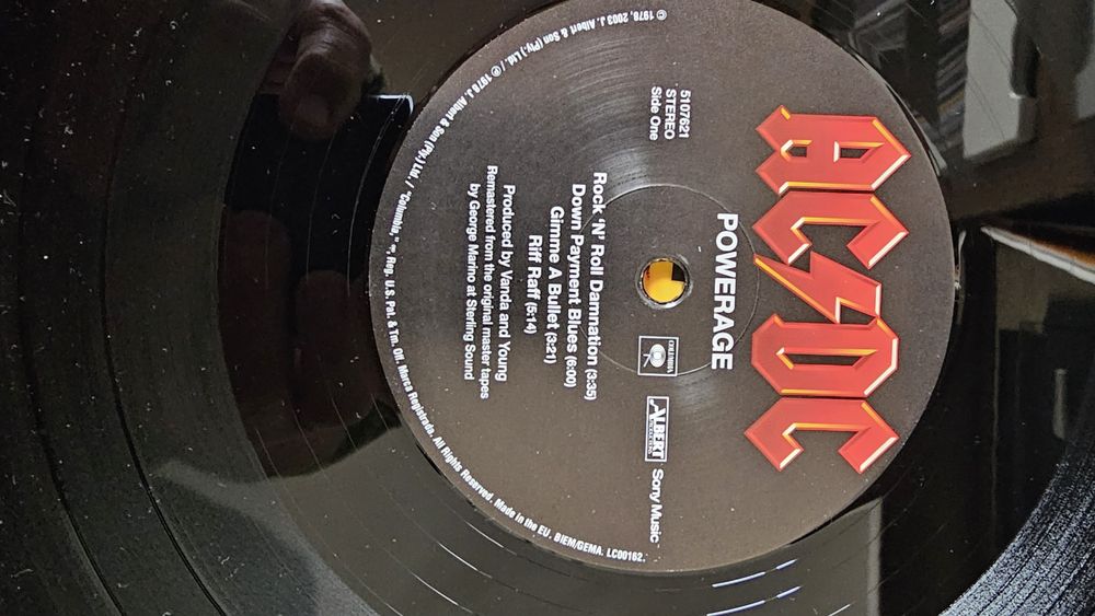 Продается виниловая пластинка AC/DC-POWERAGE,1978 г.
