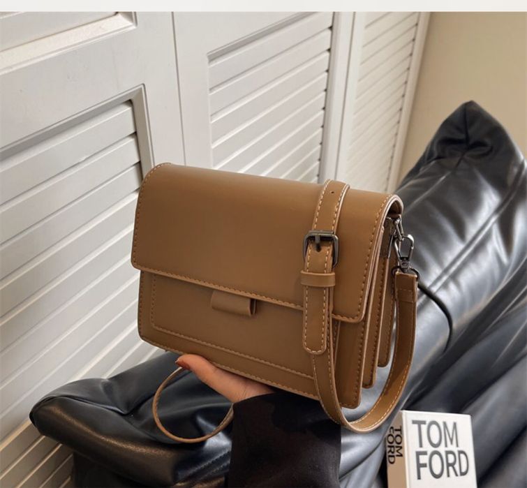 маленькая коричневая сумка