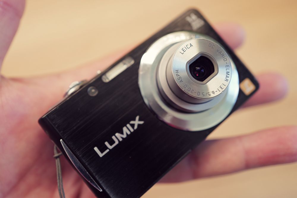 Aparat foto compact Panasonic Lumix cu lentile Leica 14Mp Top