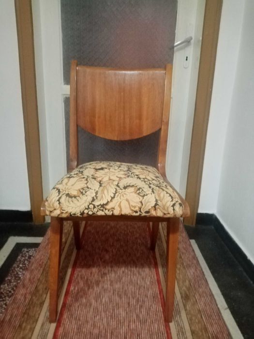 Столове 2 броя от масивно дърво, лакирани.