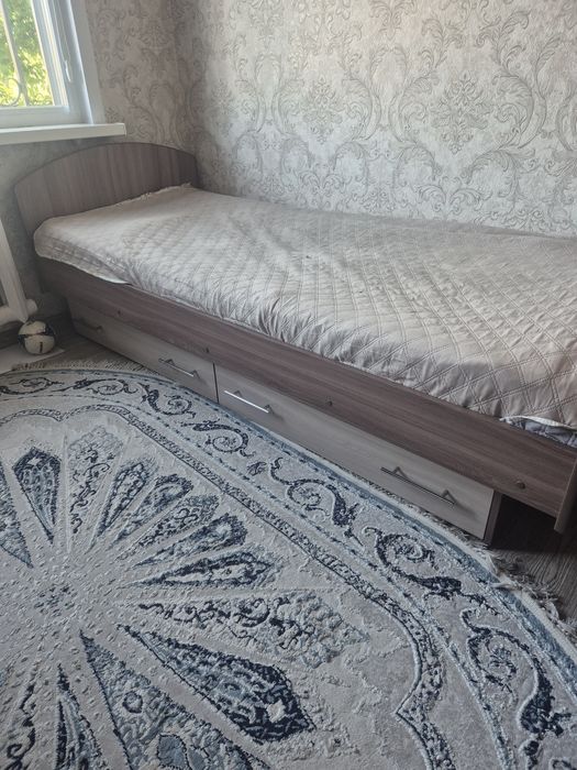 Полтарашка кровать