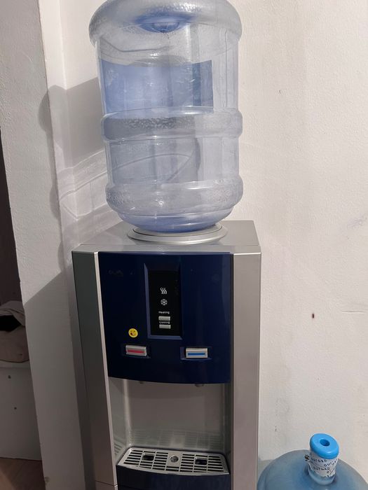 Кулер для воды с бутылями