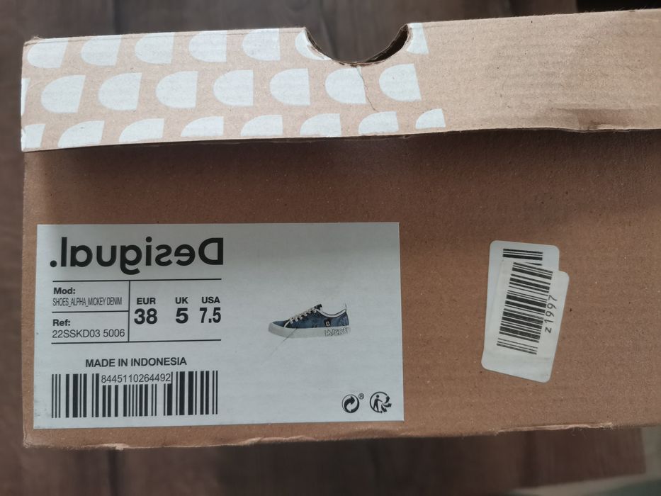 Сникърси Desigual