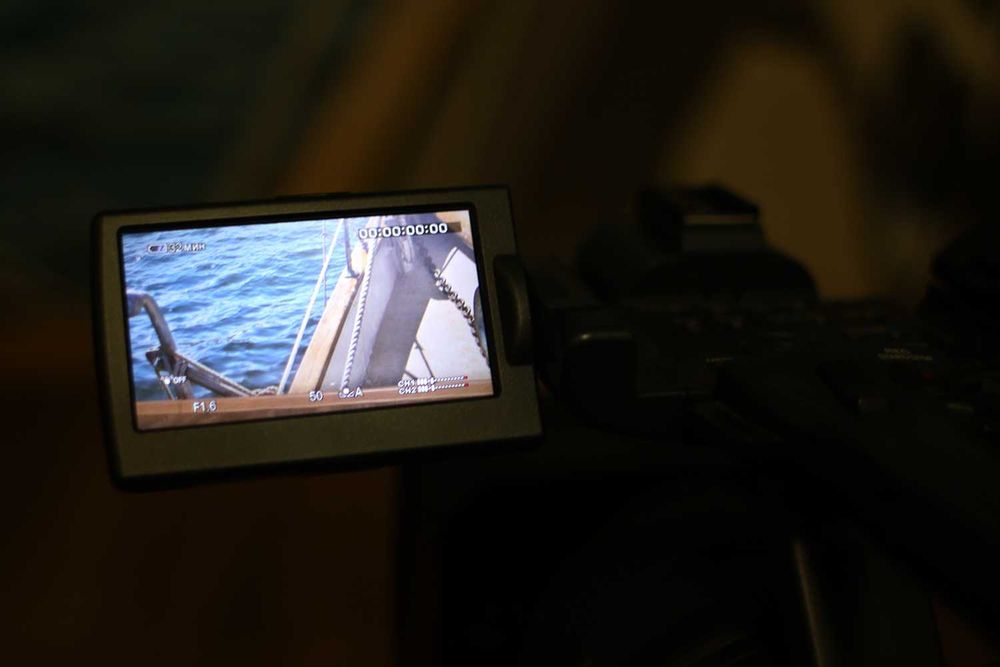 Профессиональня видеокамера Sony HDR-AX2000