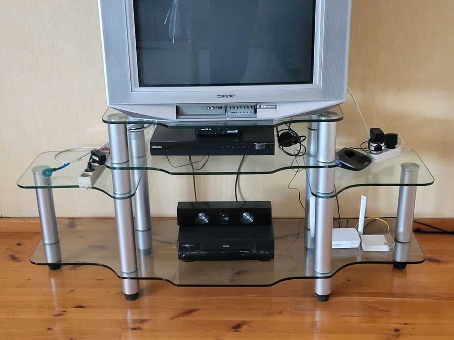 Телевизор Sony серии Wega продается вместе с подставкой