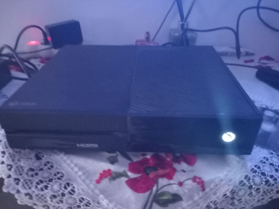 Xbox  one nefolosit cu fifa 18 și 16 și cu un call of duty