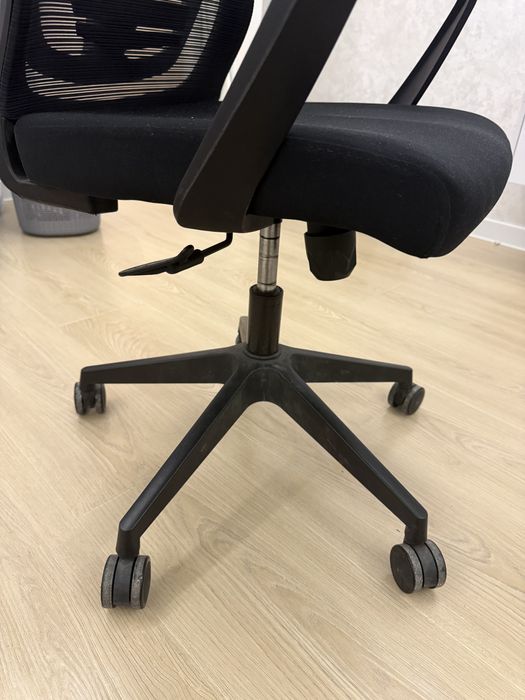 Ergonomik ofis kreslosi / kompyuter kreslosi (holati zo’r)