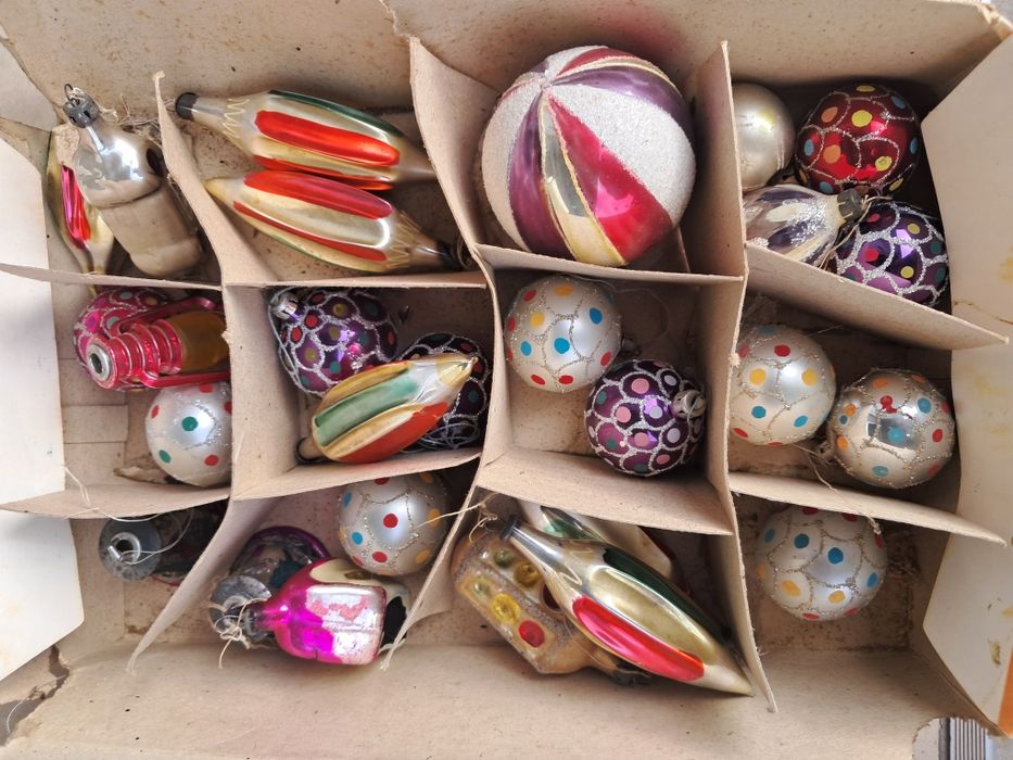 Decorațiuni vintage ca noi cu ambalaje originale