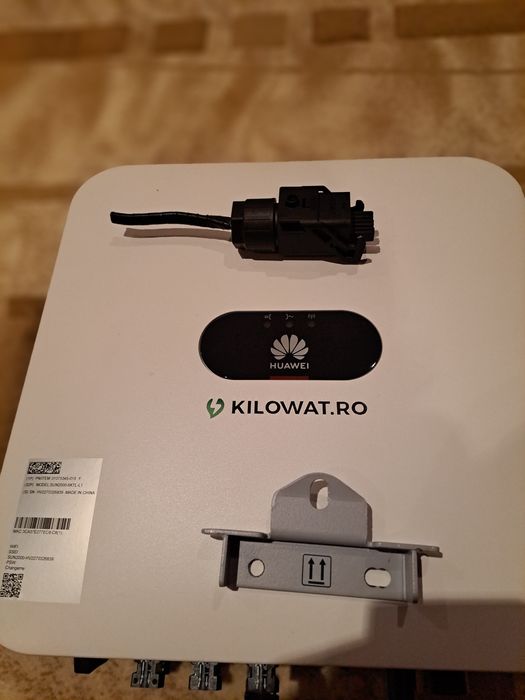 Vând invertor hibrid