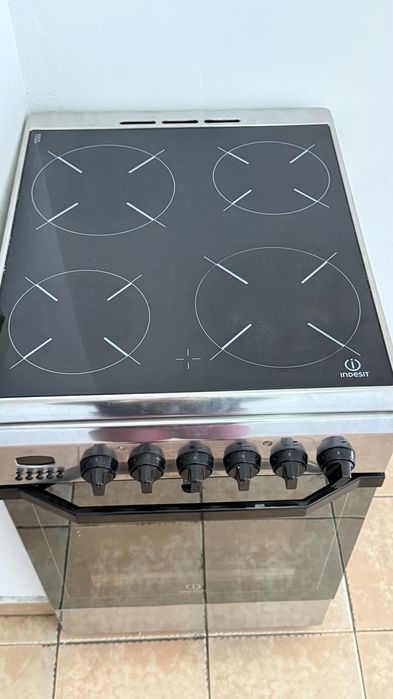 Стъклокерамична готварска печка Indesit