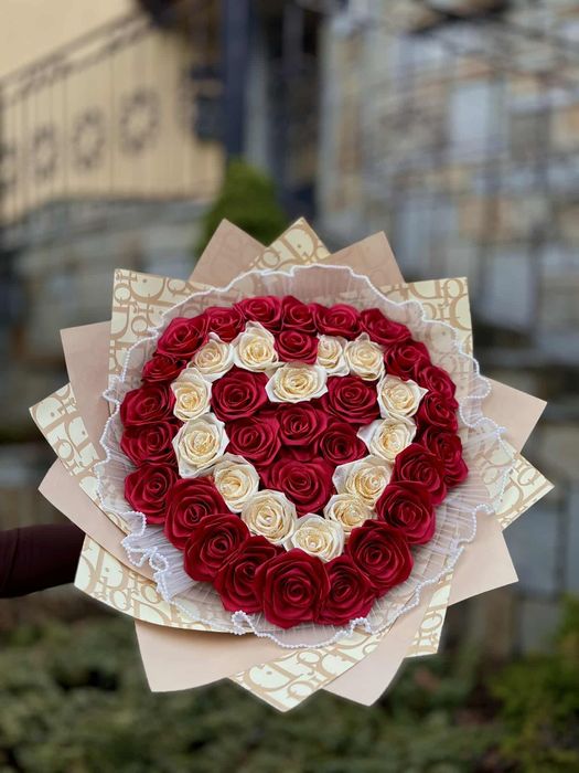 Сатенени рози, които не увяхват – защото истинските емоции са вечни.