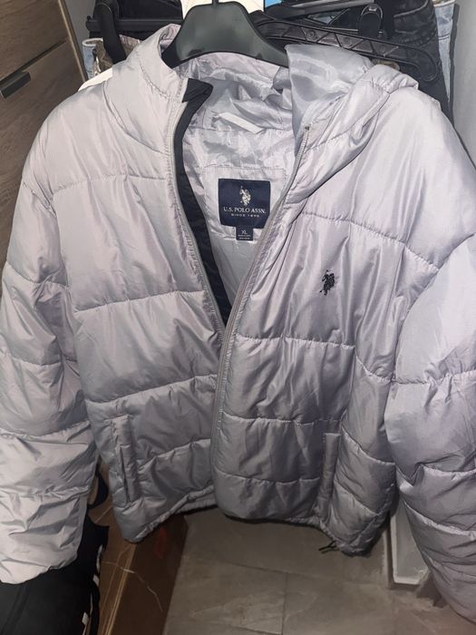 Geaca Us Polo purtata putin defect la mana