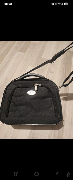 Geanta de cosmetice marca VOS cu maner superior si curea de umar reglabila.