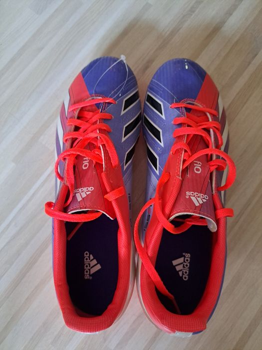 Нови футболни обувки Adidas .