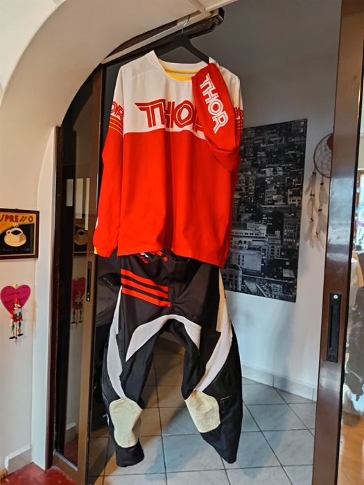 Costum motocross enduro,cu pantaloni și bluză THOR,mărimea XL,stare perfectă