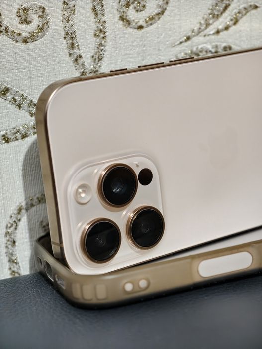 Aeфон 16 Про в идеальном состоянии.