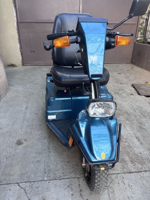 Scuter electric cu 3 roți
