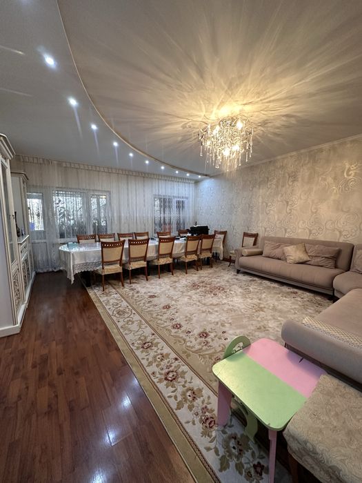 Стол со стульями,ковер и шкаф