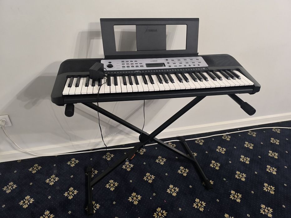 Продам синтезатор ,б/у