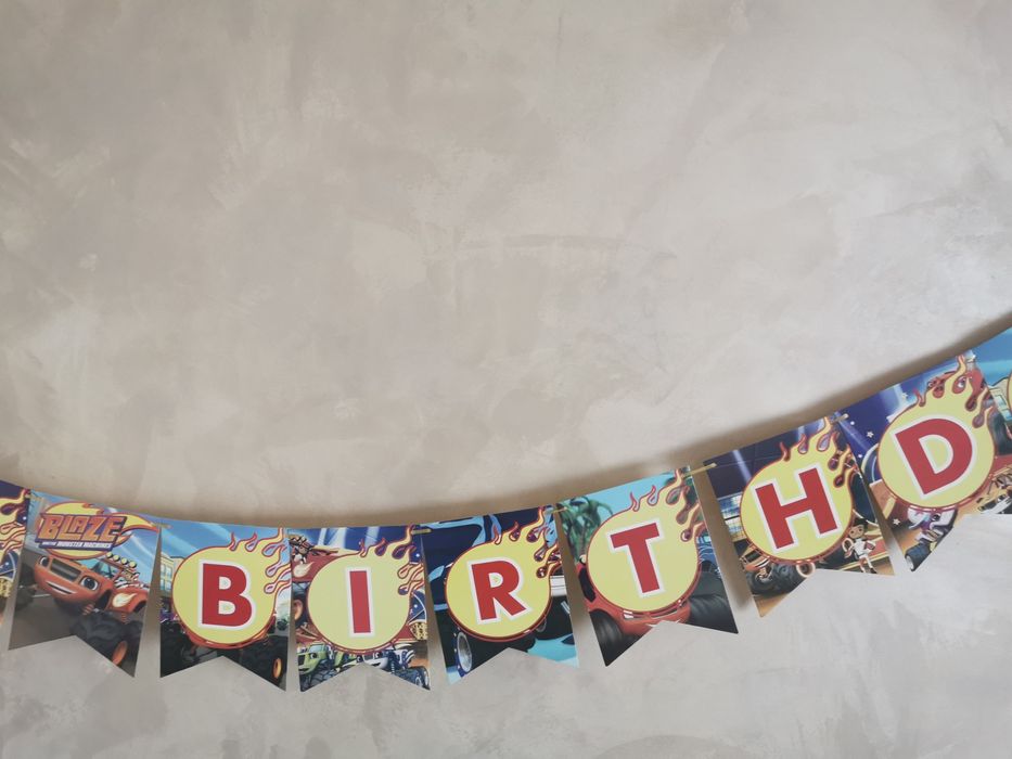 Бутафорна торта на 3 етажа Пламъчко и машините, надпис