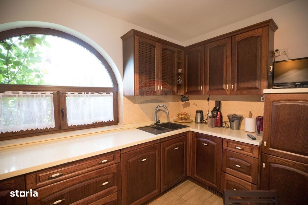 Casă / Vilă cu 8 camere de vânzare