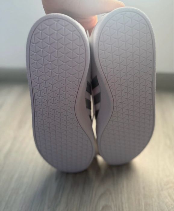 Adidasi Adidas noi