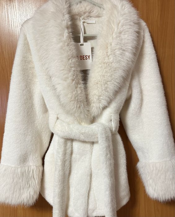 Елегантно Бяло Палто