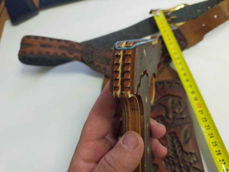 pistol din lemn cu elastice
