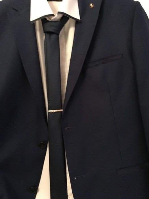 Мъжки официален костюм.