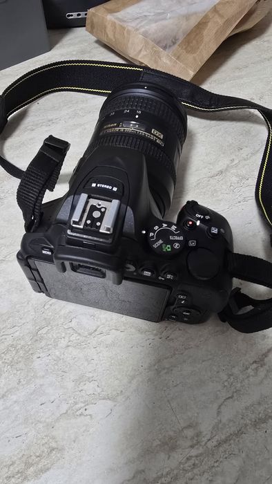 Nikon D5600 930 cadre+ Nikon 18-200mm f 3.5 5.6G AF S DX ED VR II