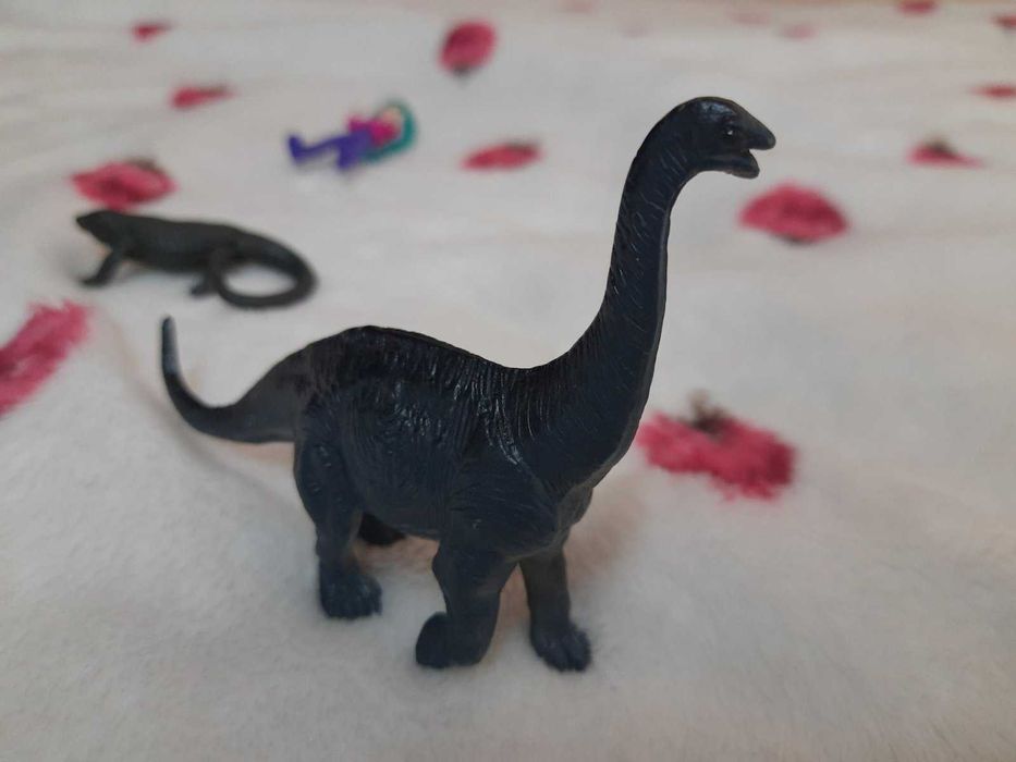 Играчки динозаври, гущер и момиче