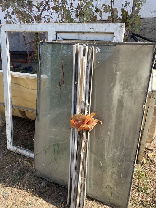 Пластиковое окно со стеклом