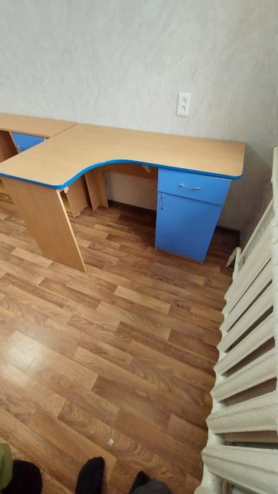 Стол письменный с полками