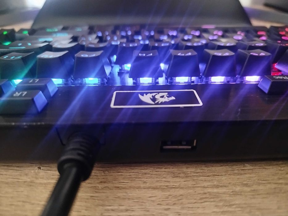 Геймърска механична клавиатура Redragon YAMA K550 RGB лилави суичове