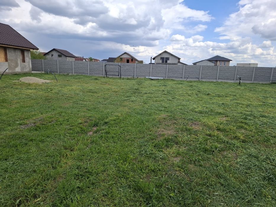 Vand  teren ingradit pentru casa 703 mp