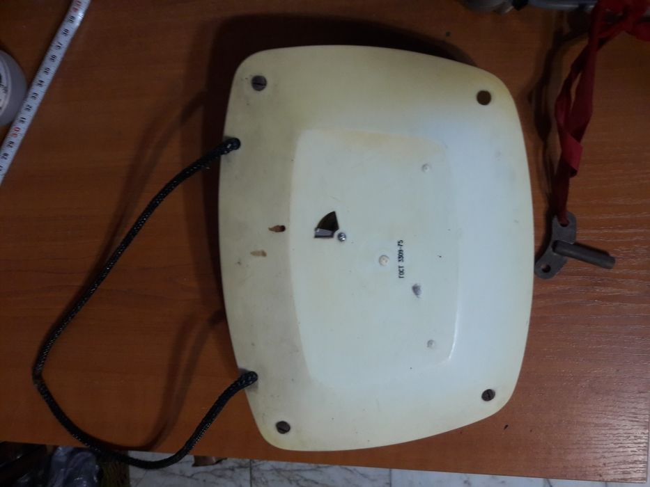 Черги и стар съветски часовник