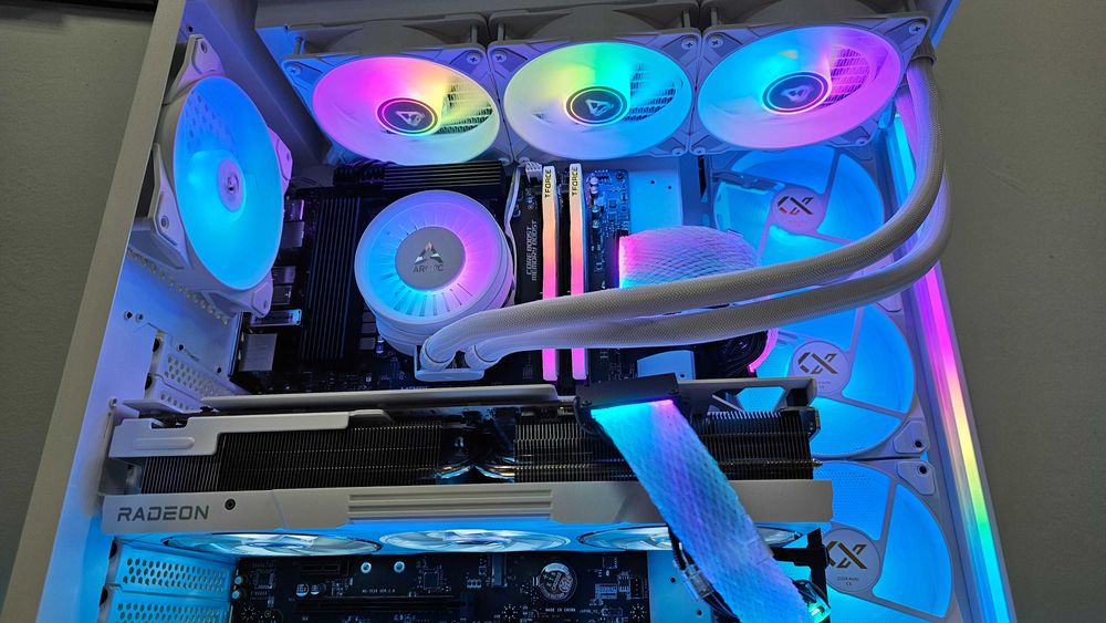 Чисто нов! RX 9070XT, i9-14900KF, 32 GB RAM Геймърски компютър!