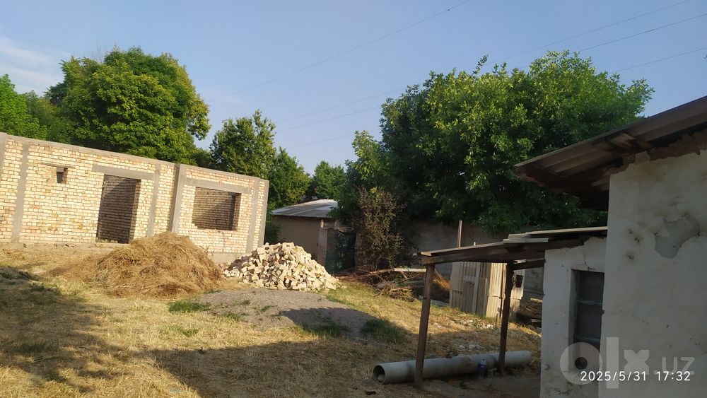 Срочно продается дом. Есть так же постройка.