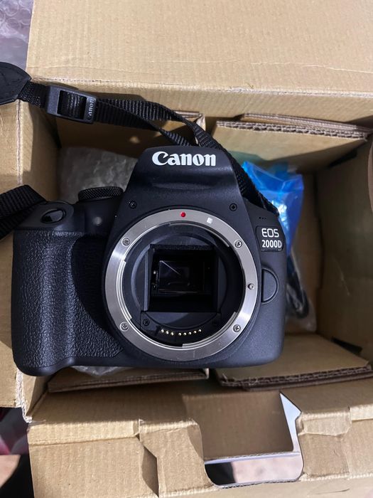 Фотоаппарат Canon EOS2000D